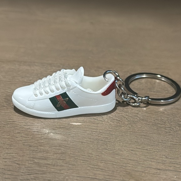 Choose 1 New Gucci signature sneaker keychain - Picture 5 of 6